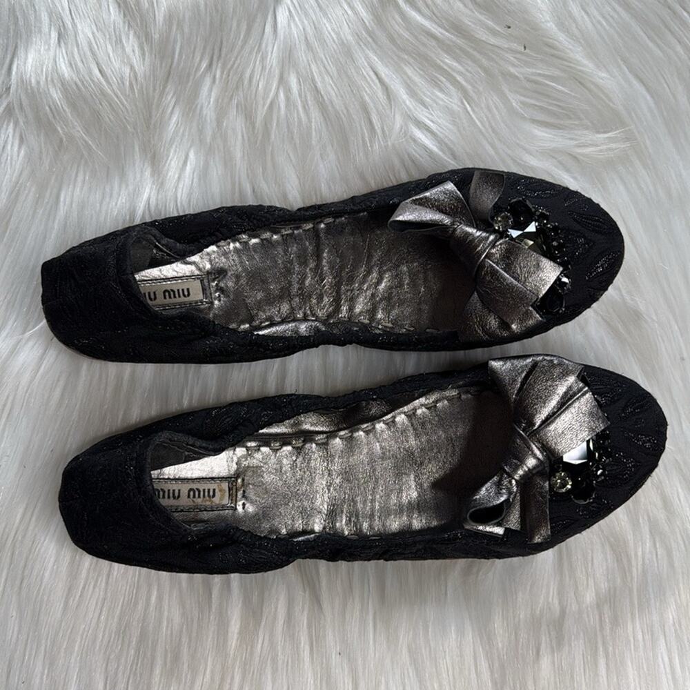 Miu Miu Black Shimmer Fabric and Leather Bow Embellished Scrunch Flat - Picture 5 of 9